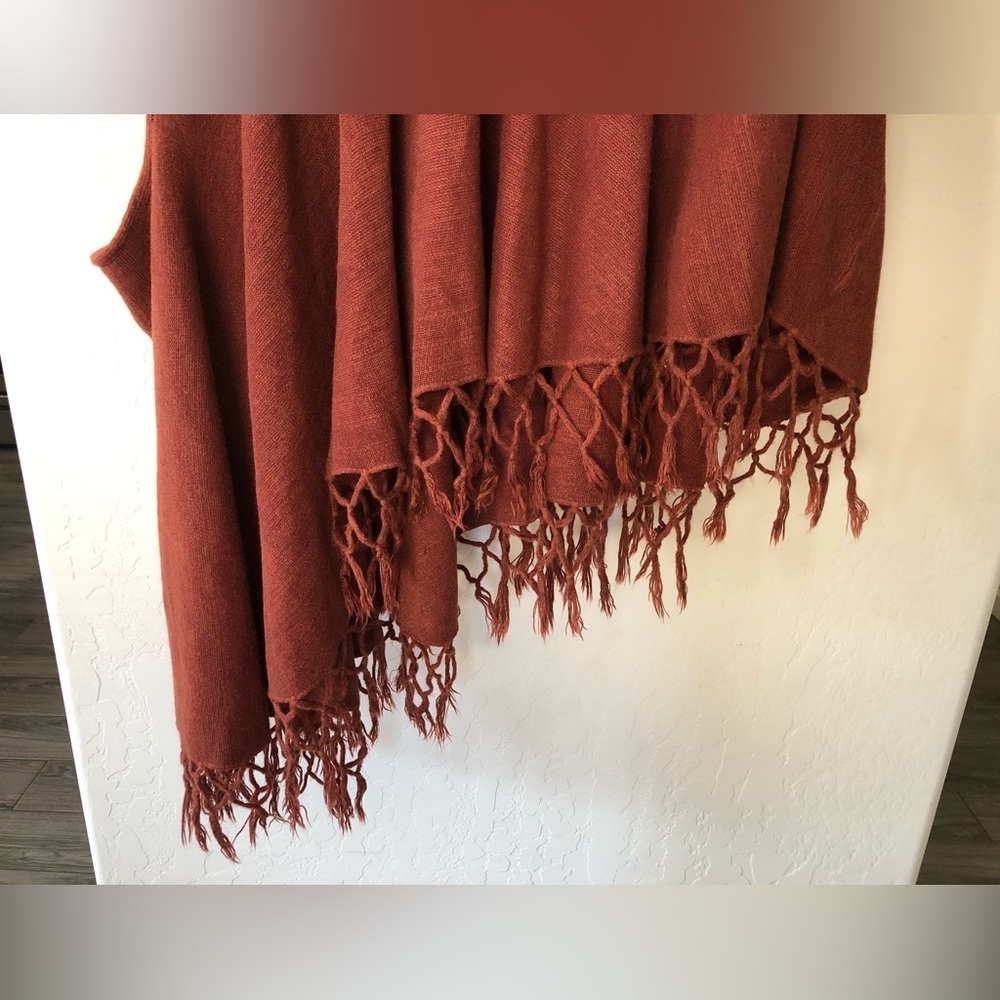 Burnt orange/Rust Pancho,asymmetrical cut with fringe detail•Slouchy boho style - Picture 3 of 5